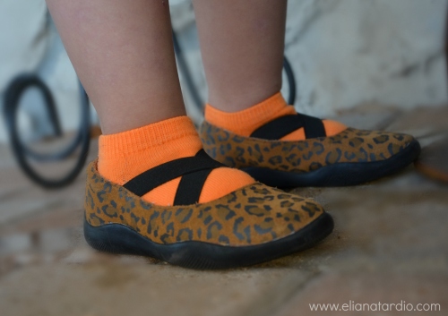 Close-up de los zapatos con medias anaranjadas encendidas. 