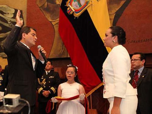 María José, entrega banda Presidencial a Rafael Correo en su 3er mando en el Ecuador